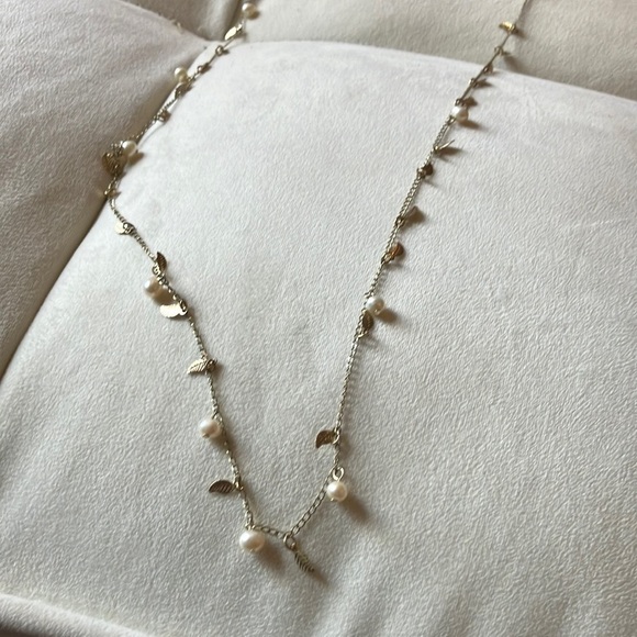 Vintage Elegant Gold and Pearl Leaf Necklace - Picture 3 of 3